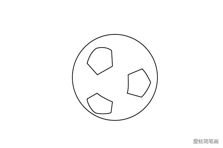 2.在圆圈里面画3个五边形，不要画得太规则，要有一点球面感。
