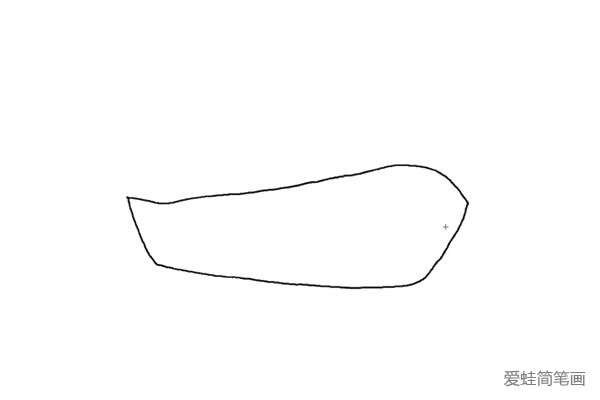 1.先画出轮船的外形轮廓，右边比左边稍微高一些。