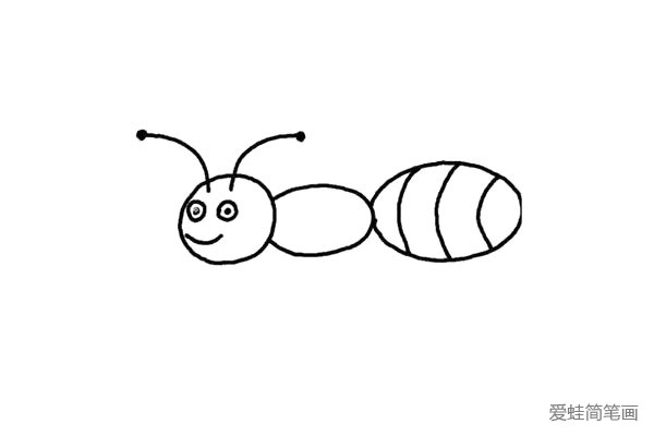 4.头上方画上蚂蚁又细又长的触角，像两根面条，顶端画上小圆点。画它微笑的嘴巴，明亮的一对儿眼睛。