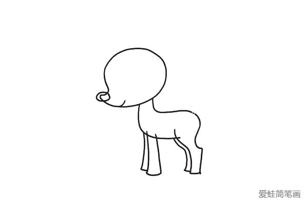 2.画小鹿的身体和四条腿，小朋友们要仔细观察每条线的弯曲变化，后面有个翘翘的小尾巴。