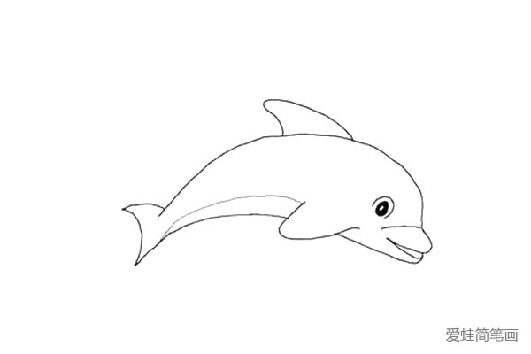 4.画海豚的背鳍，呈三角型，下面再画出另外一个鳍。一条圆滑的弧线是海豚的肚皮。