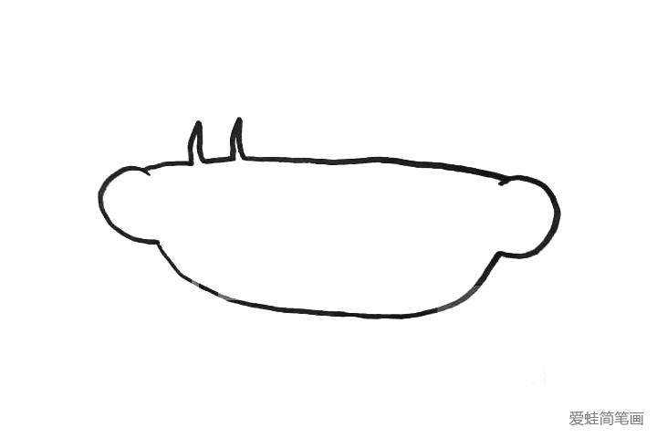 1.最开始画脸的部分，就像半边西瓜一样，不多旁边要加两个半圆形的小耳朵，再画刘海。