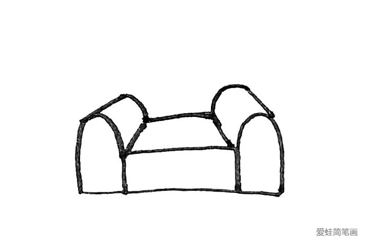 第四步：接着在椭圆上也斜过去两条线连接起来形成沙发的扶手。