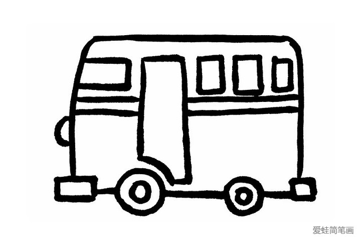 5.我们在车头部分给公交车画上圆圆的车灯。然后在两个车轮中间画两个圆形，丰富后的公交车轮更逼真呢！