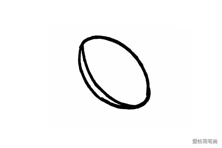 2.在椭圆后面画上一条弧线像一个细细的月牙形状，形成切开一半的猕猴桃形状。