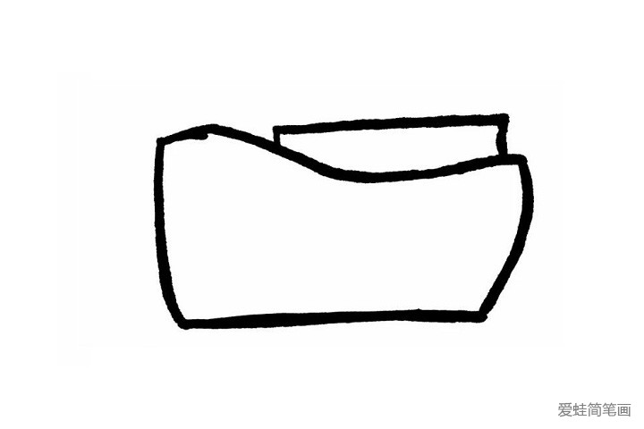 1.先画出梯形状的轮船底部轮廓，左边比右边稍微高一些，而且要有一定的弧度！轮船一般都会有好几层哦！隐藏在梯形形状轮船底部后边的长方形就是轮船的第一层啦~