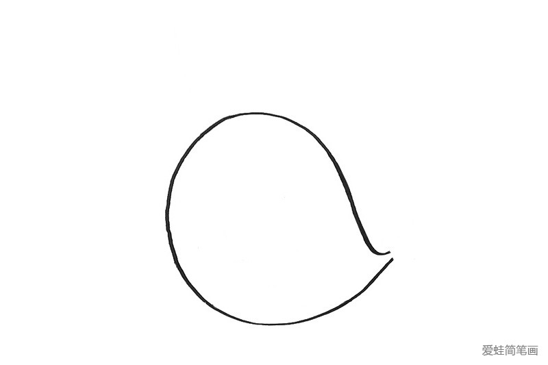 1.先画出一个水滴状的形状，作为独角鲸的身体。
