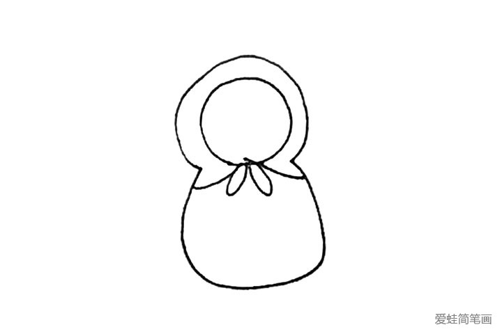 第三步：下面画上两个椭圆的形状，并往两边画出两条弧线作为头巾的感觉。