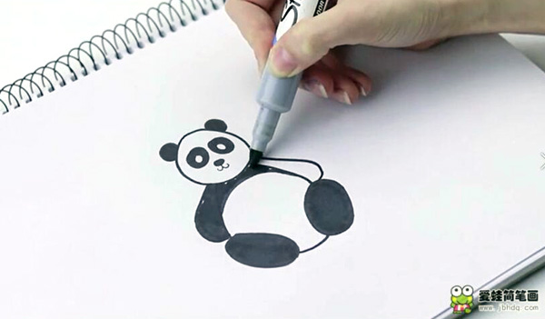 8.给熊猫涂色。