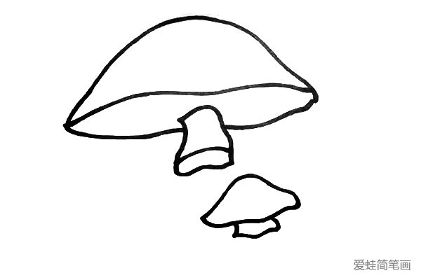 第五步.同样我们把小蘑菇也画出上节柄。