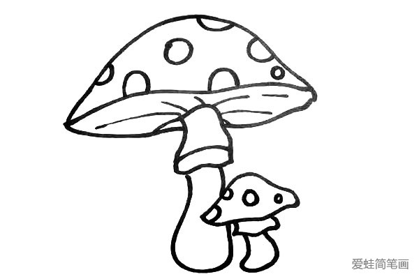 第八步.再用大小不同的圆圈.把蘑菇顶装饰一下。