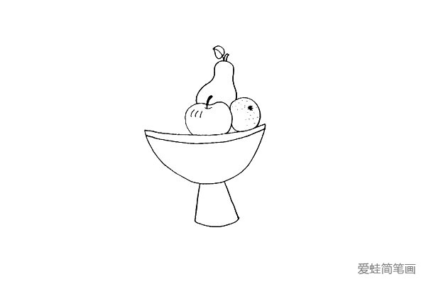 第六步.画出一个梨子.像葫芦状的一样。