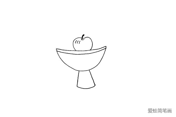 第四步.在果盘上画出一个圆圆的苹果。