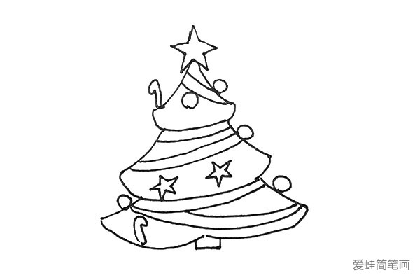 第六步：圣诞树上 ，可以发挥自己的想象力在上面画上自己喜欢的图案装饰。