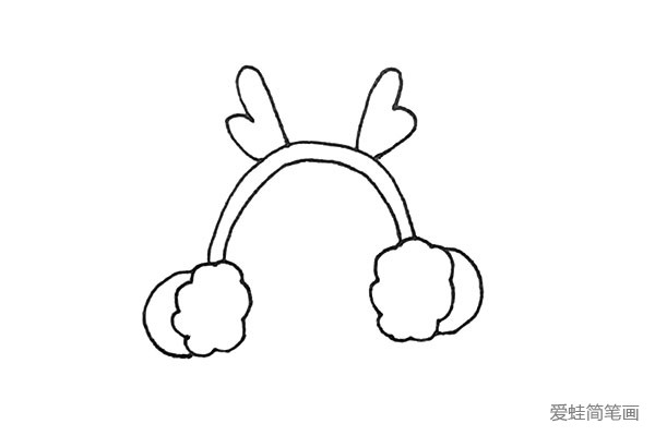 第四步：棉花团的两边，再画上两个半圆作为耳罩的外壳。
