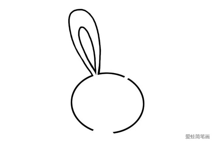 2.给小兔子画上常常的耳朵，一个耳朵竖起来的，一个耳朵有点下垂，这样显得更加可爱。