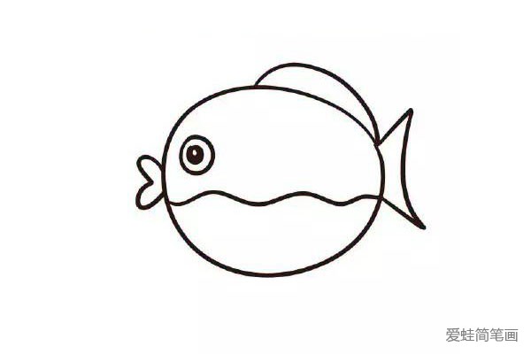 7.在小鱼的身体上画一条波浪形状的分割线。