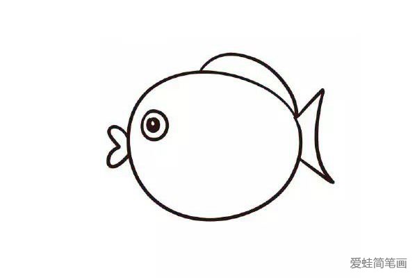 6.在小鱼身体的上方画一片鱼鳍。