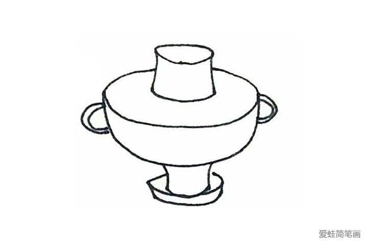 5.下面画上椭圆形的底座，加上一点厚度，锅体的两边再加上圆环的装饰。