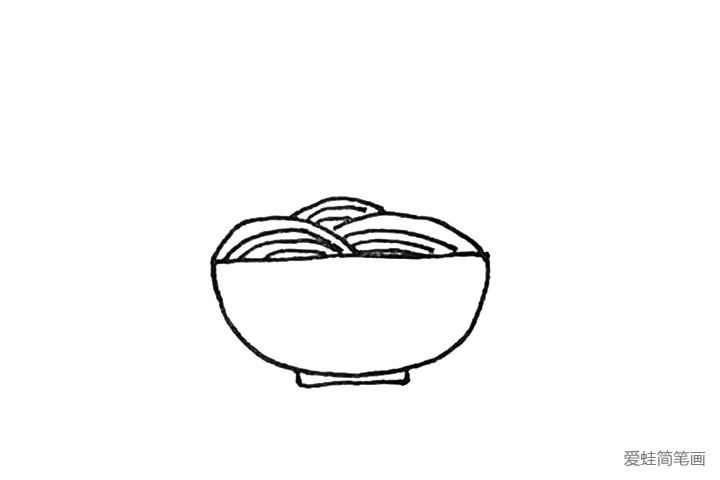 第三步：接着在里面再画上几条弧线，形成碗里面面条的感觉。