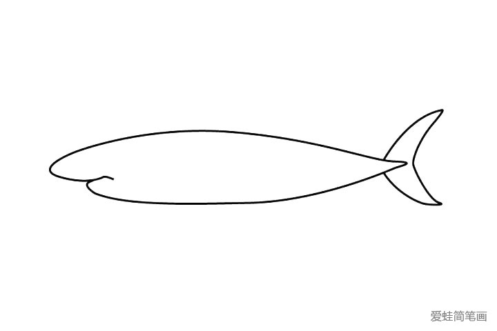 2.接下来我们来画鱼的尾巴哦~ 远看有点像月亮，弯弯的。