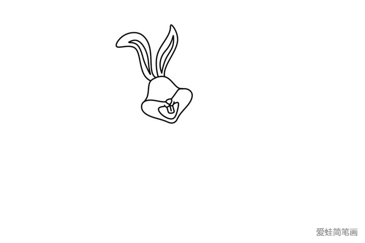 1.先画出兔八哥头部轮廓和两只耳朵。