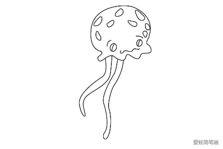 4.画出两只水母触角。