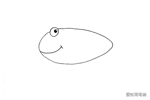 第三步.接着画出草鱼向上微笑的嘴巴。