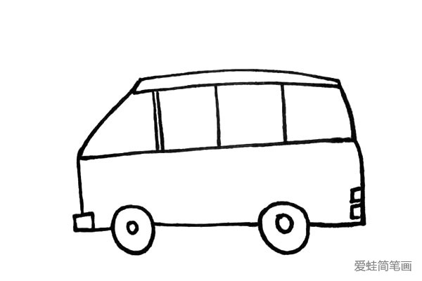 7.在车尾的下方画出两个小方块是它的尾灯。