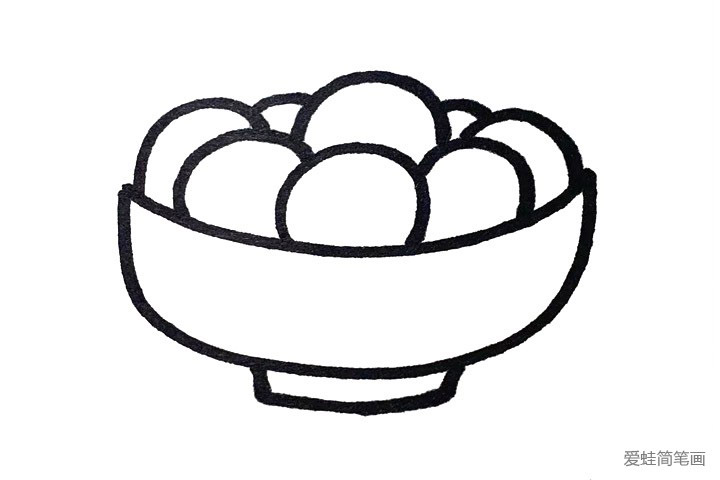 2.在碗口上画出几颗冒出头的汤圆。