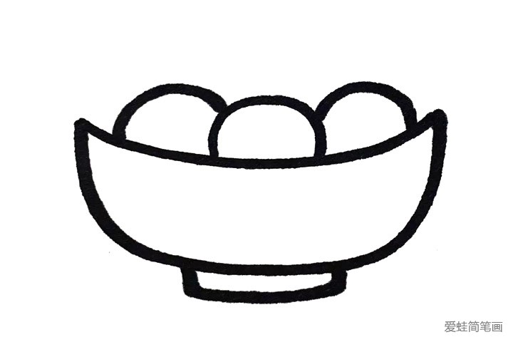 2.用圆形依次在碗中画出汤圆。