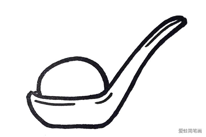2.在勺子里面画出一个半圆，作为汤圆的轮廓。