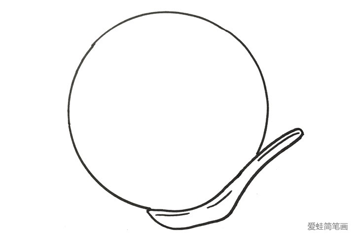 2.在勺子里面画一个大圆。