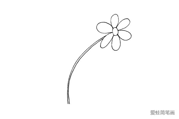 3.接着画出太阳花的花瓣.它是由一个个椭圆形组成的。
