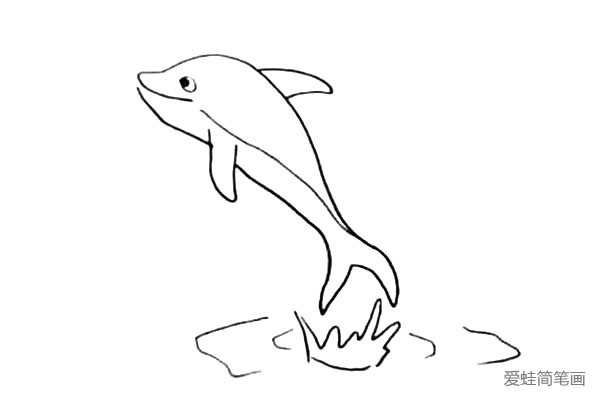 8.在把海豚的下面装饰一下.画上它跃水而出的波浪。