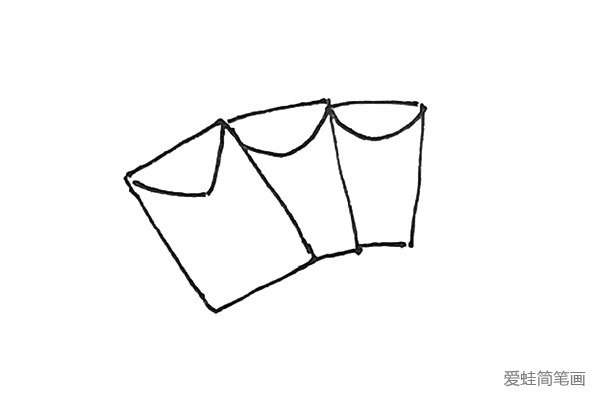 3.在上面，再画上三角形或者半圆作为红包的封口。