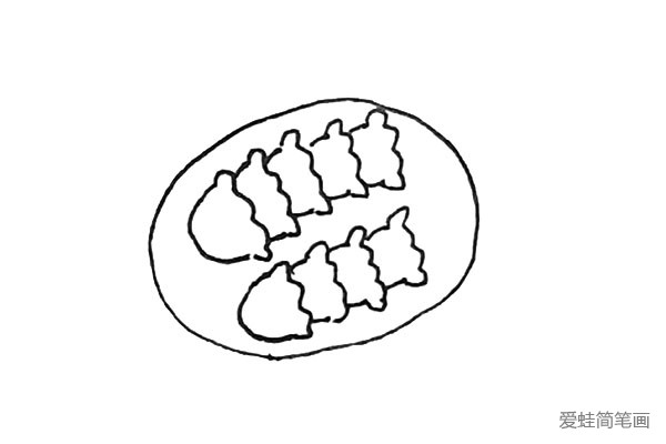 4.用同样的方法再画上很多的饺子外形。