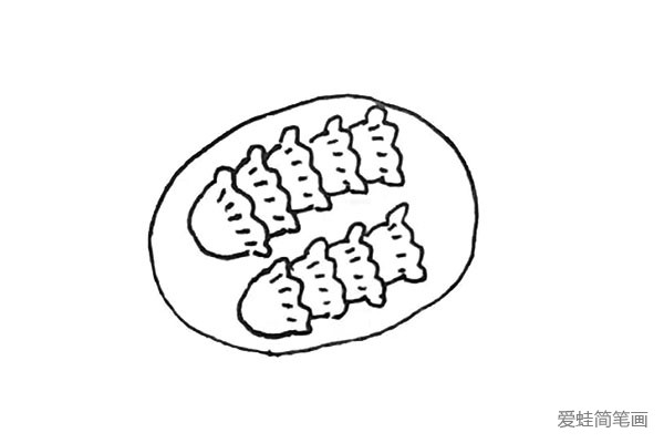 5.接着，饺子里面，在中间画上很多的短线，作为饺子的褶皱。