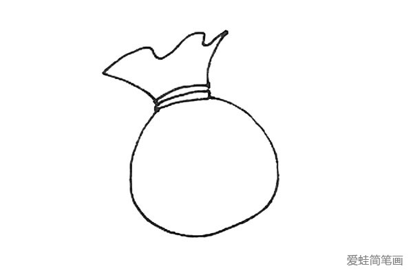3.下面，画上一个圆形作为袋子。