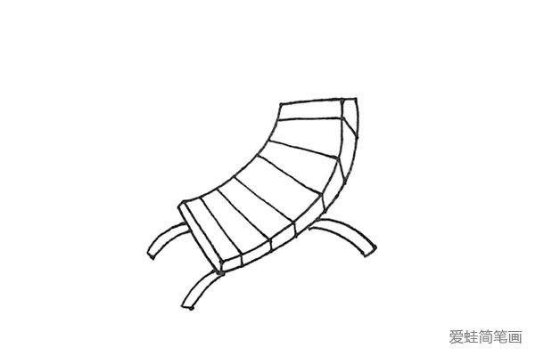 4.下面，外面再画上几条弧形连接起来，形成椅子脚。