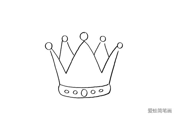 6.用大小不一的圆圈把皇冠的边缘装饰一下。