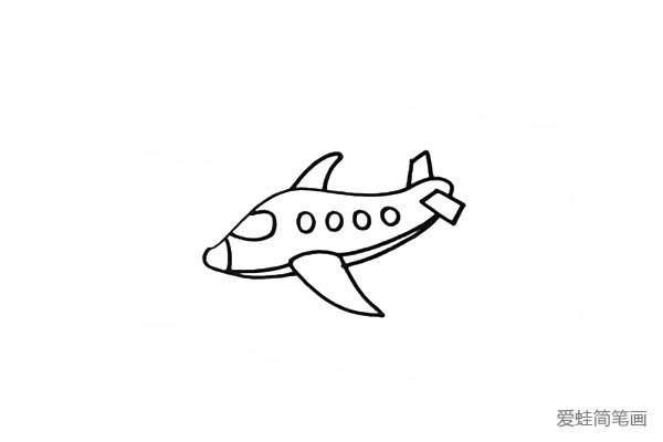6.在画出飞机的机头和肚皮。