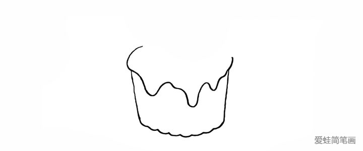 2.在杯口出画出奶油注意线条的变化。