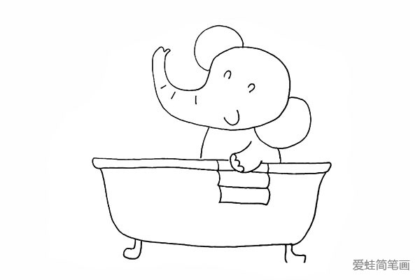 11.然后在浴缸的边缘画上小象的毛巾。