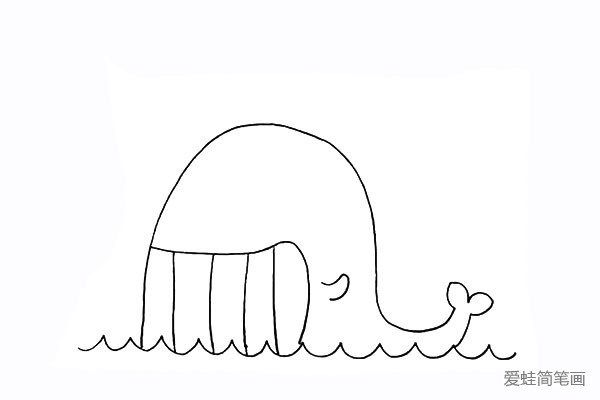 6.在鲸鱼的身体上画一个小小的鱼鳍.
