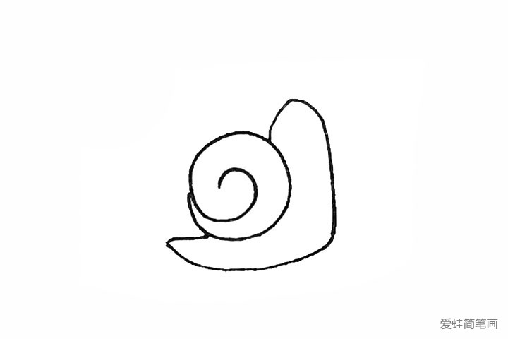 2.然后旁边先划过来一条曲线，再横着连接蜗牛壳形成身体。