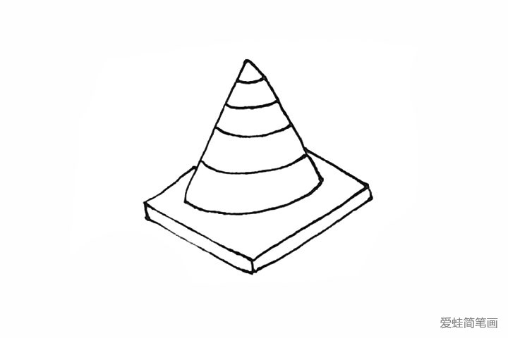 4.接着在三角形里面，画上一条条的弧线作为路障的纹样。