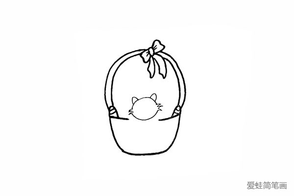 7.在小猫头顶部画上两只尖尖的耳朵。