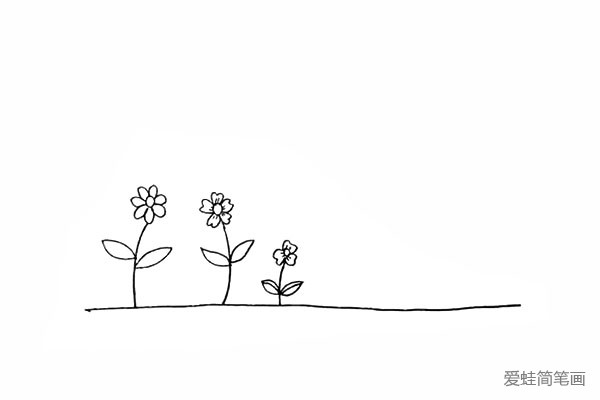 6.再画出一朵较小一些的小花。