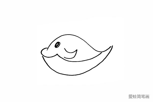 5.在身体的一侧画出鲸鱼的鱼鳍。